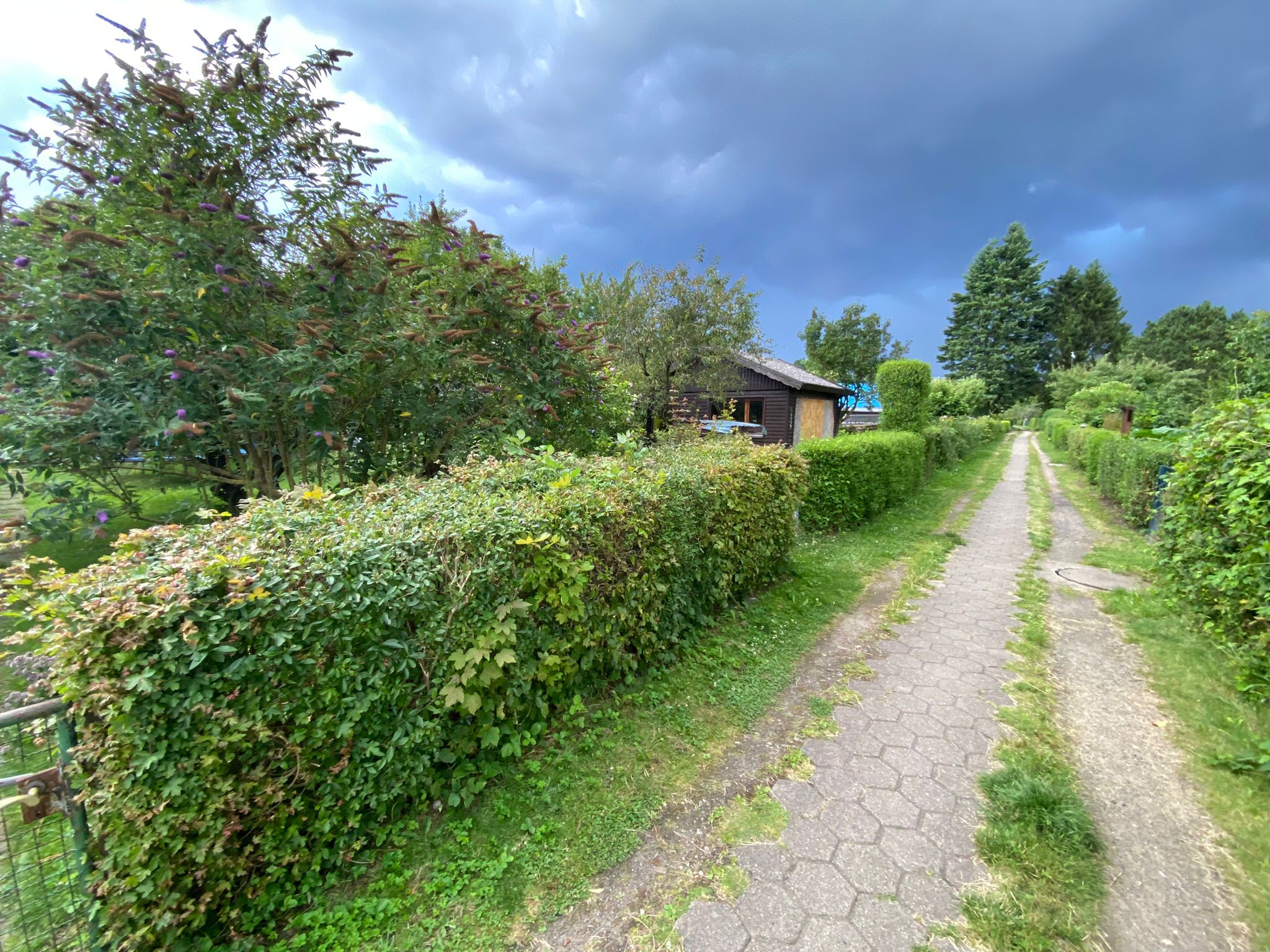 Blick auf die braune Hütte